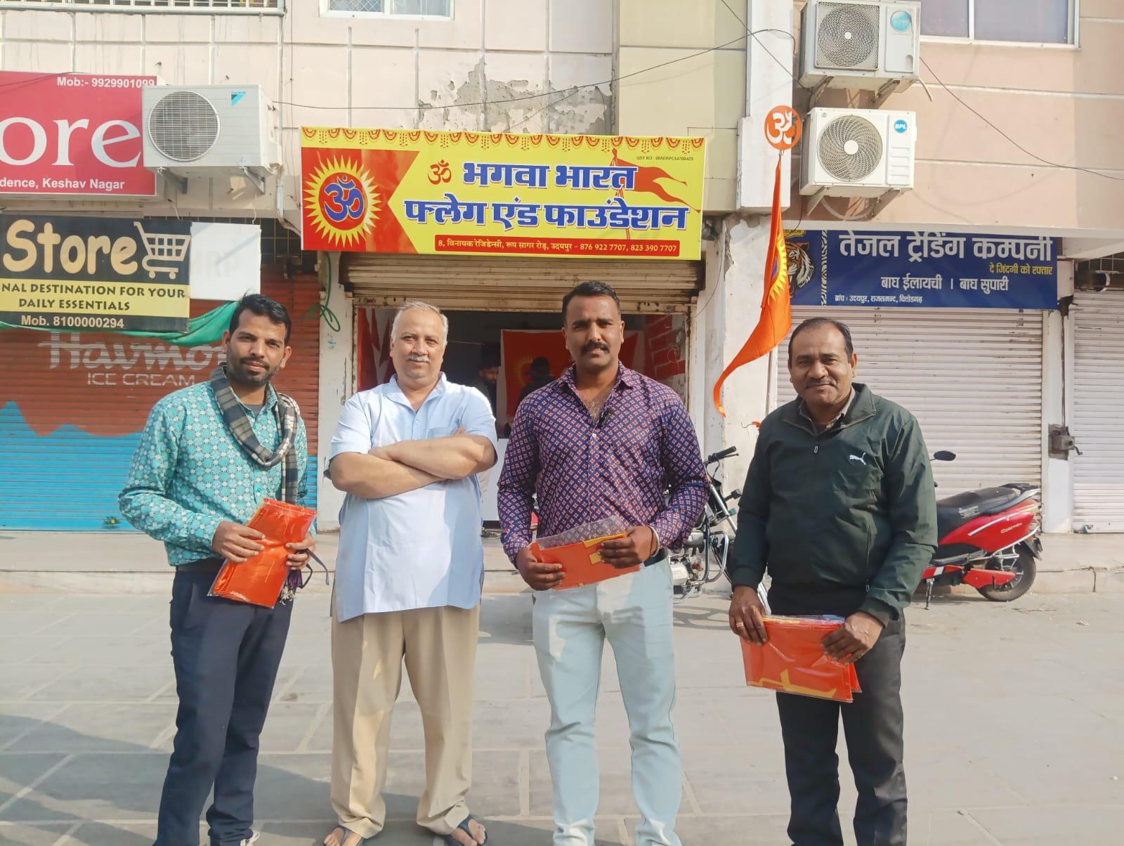 हमारे सम्मानीय भगवा धारी